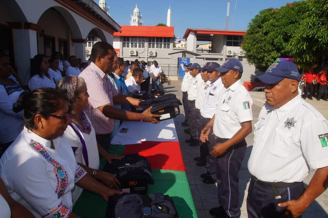 Dotan De Uniformes A Reas Operativos De Seguridad En Ometepec El