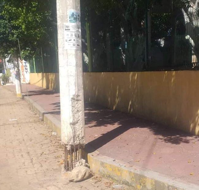 En riesgo habitantes del Centro por un poste a punto de colapsar