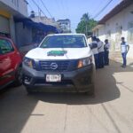 Taxista golpea una camioneta estacionada en San Luis Acatlán