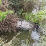 Auto vuelca y termina al fondo de una presa en Nuevo León