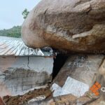 Temen por colapso de una casa y enormes rocas en Acapulco