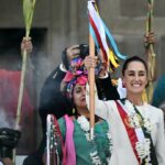 Sheinbaum recibe Bastón de Mando de pueblos indígenas y afromexicano