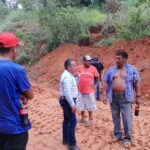 Retiran deslave sobre la carretera a Acalmani