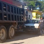 Camión golpea una camioneta en el barrio de Playa Larga