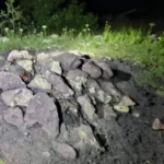 Hallan 6 cadáveres bajo cúmulo de piedras en San Agustín Tlaxiaca