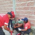 Ebrio choca con la pared de una escuela en San Luis Acatlán