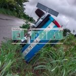 Vuelca camioneta en el libramiento de Ometepec