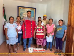 BOLETÍN MARQUELIA LE ENTREGAN GUAYABERA