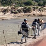 Arriesgan vida en puente colgante tras daños por John en Tierra Colorada