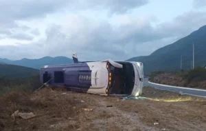 ROJA AUTOBÚS VOLCADO