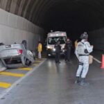 Vuelca vehículo en el túnel de Eduardo Neri