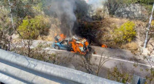 ROJA VEHICULO INCENDIANDOSE