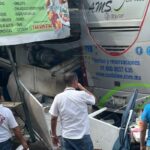 Se impacta autobús contra 2 locales en la Cuauhtémoc