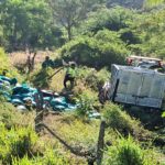 Vuelca camión con cocos y limones en Tecpan; 2 lesionados